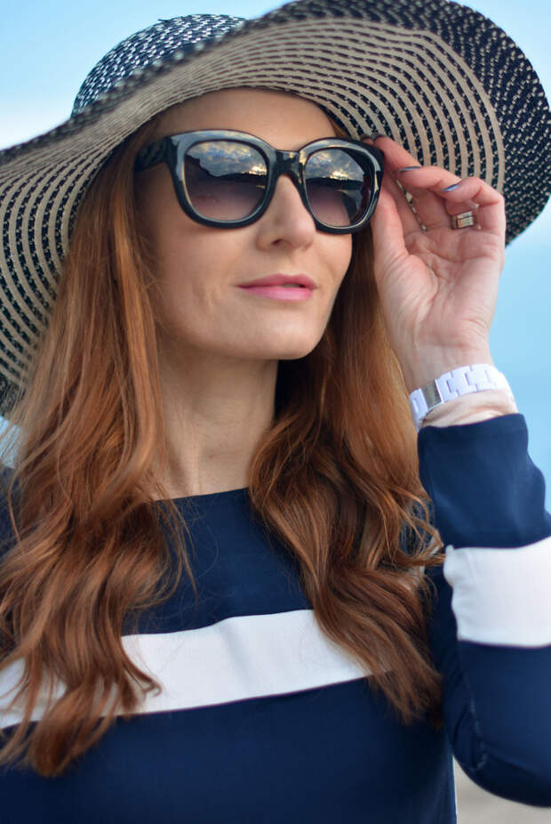 Nautical style: Navy blue and white stripes, floppy hat