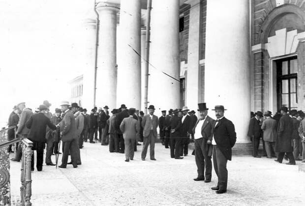 Март 1906.  Группы избирателей на лестнице Фондовой биржи, где происходят выборы выборщиков в Первую Государственную думу