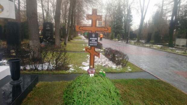 Лампадка в виде сердца появилась на могиле Лужкова