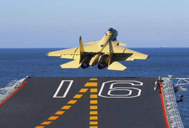 Истребитель J-15 взлетает с палубы авианосца «Ляонин»