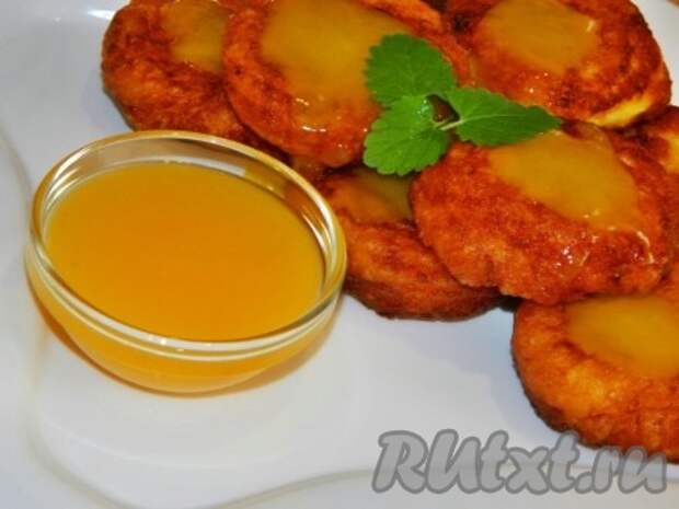 Полить сырники приготовленным апельсиновым соусом и подать к столу. 