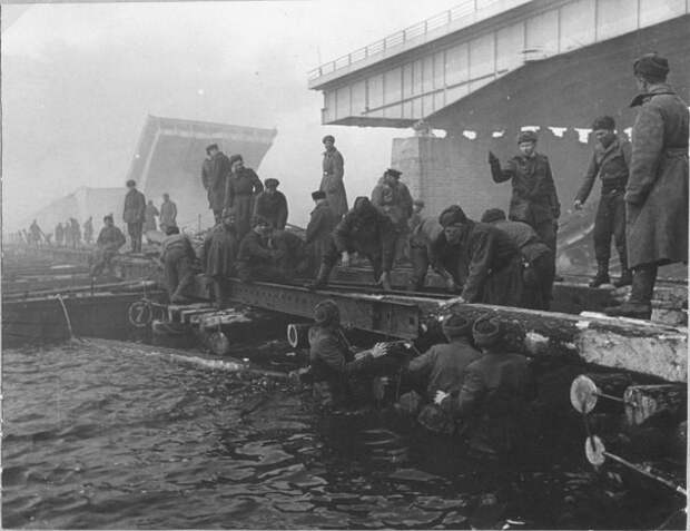 23. Советские сапёры наводят переправу через реку Одер. 1945-й год Вторая, война, мирова, фото