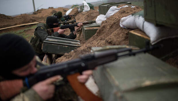 Украинские военные у села Широкино Донецкой области. Архивное фото Украинские военные у села Широкино Донецкой области. Архивное фото