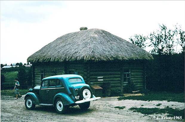 1965. Ясная Поляна. Дом садовника в имении Льва Толстого 1965. Ясная Поляна. Дом садовника в имении Льва Толстого