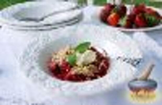 Фото к рецепту: Крамбл с клубникой и ревенем (Rhubarb and strawberry crumble)