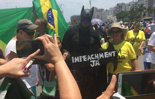 Манифестация с требованием отставки президента Бразилии Дилмы Руссефф
