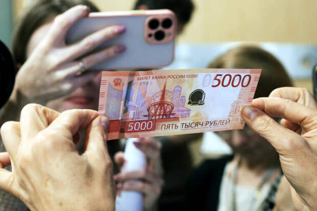 Уникальная нить и QR-код. Банк России представил новые купюры