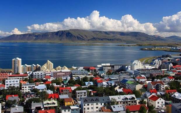 Рейкьявик, Исландия Исландия – идеальное место для любителей отдыха на свежем воздухе. В Рейкьявике путешественникам предлагается вагон и маленькая тележка однодневных туров и экскурсий, которые позволяют посетить практически любой уголок страны, покрытой живописными маршрутами. Исландия часто возглавляет список самых дружелюбных стран для туристов, путешествующих в одиночку. Вся столица усеяна так называемыми кафе-прачечными, где случайные путники и местные жители вместе стирают белье, обедают, пьют кофе и делятся дорожными советами.
