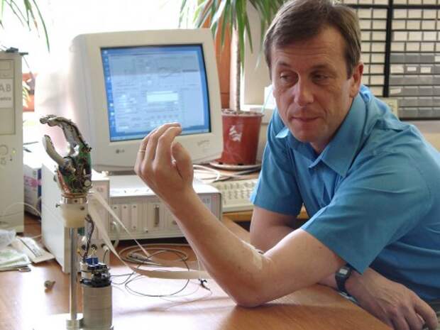 Кевин Уорик управляет электронно-механической рукой с помощью импланта