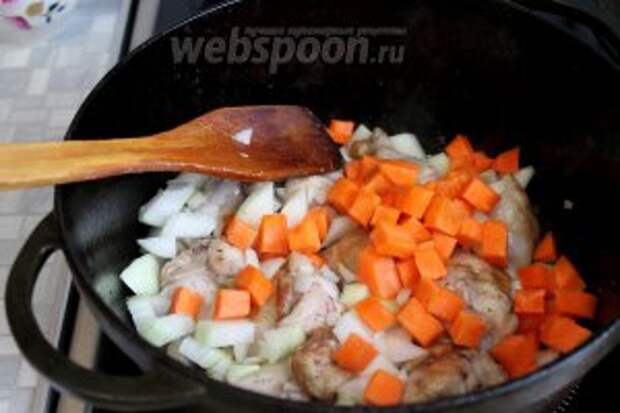 Добавить к мясу лук и морковь, обжарить до прозрачности лука.
