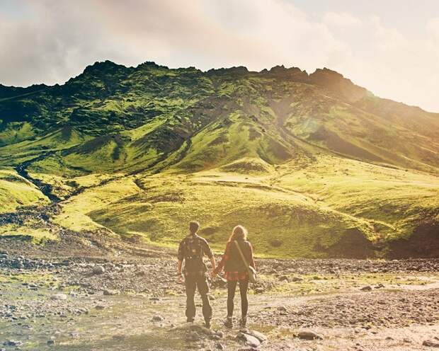 Вместо традиционной свадьбы с тамадой и жующими родственниками эта пара решила пожениться в Исландии