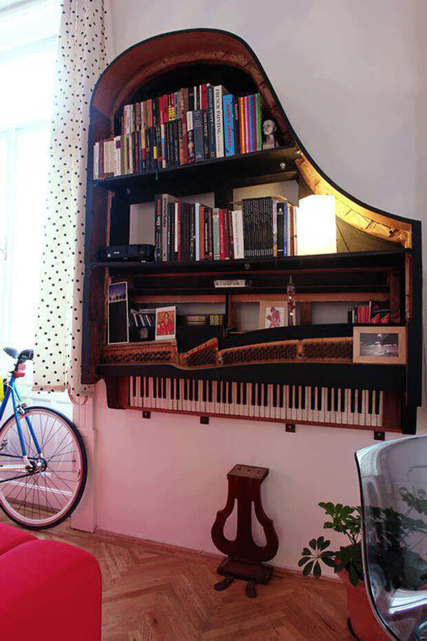 Старое пианино, превращенное в книжную полку. Вот уж подарок так подарок для музыканта, не так ли