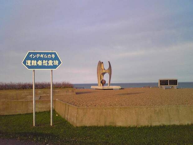 Памятник безымянным жертвам кораблекрушения парохода «Индигирка» (Фото: Wikimedia Commons/tail_furry)