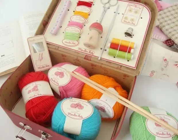 набор пряжи для вязания в подарок. подарок из ниток для вязания. вязальный набор. букет из ниток для вязания. набор для вязания для детей.