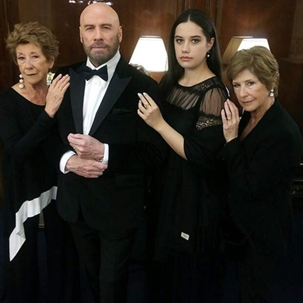 Джон Траволта с дочерью Эллой Блю и сестрами Эллен и Маргарет