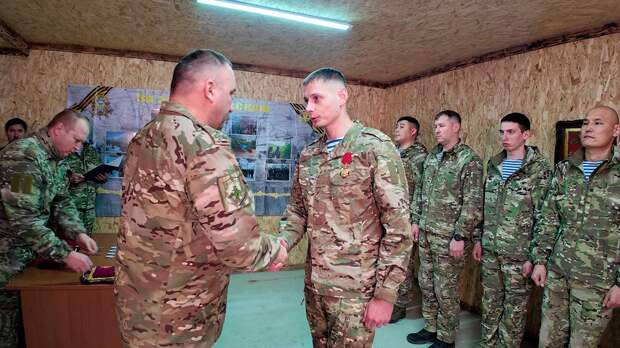 Гвардейцев-десантников из Бурятии наградили за подвиги в Курской области