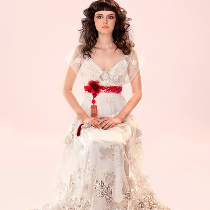 34. Платье от Claire Pettibone расшито вышивкой в виде цветков вишни и идёт в комплекте с поясом в китайском стиле. 34. Платье от Claire Pettibone расшито вышивкой в виде цветков вишни и идёт в комплекте с поясом в китайском стиле. Свадебные платья, дисней, мода
