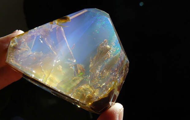 25 уникальных минералов, внутри которых можно увидеть целый мир