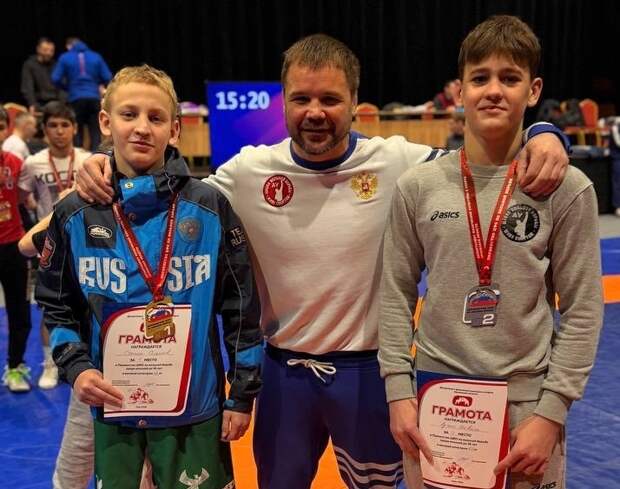 Спортсмены из Смоленска стали чемпионами ЦФО по вольной борьбе