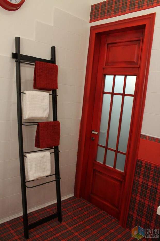 Необычная ванная комната, красная дверь