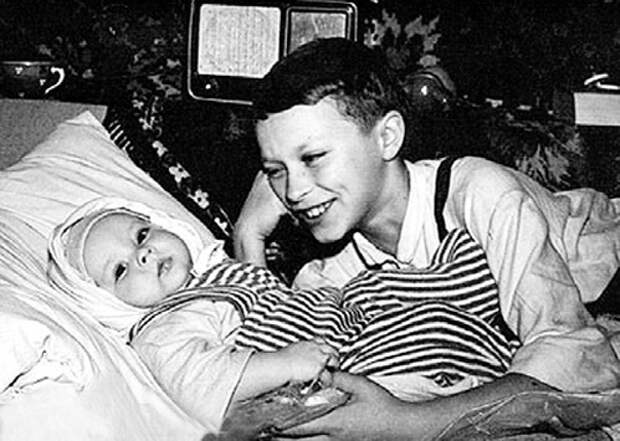 Трёхмесячный Саша со старшим братом Андреем (1963 г.)