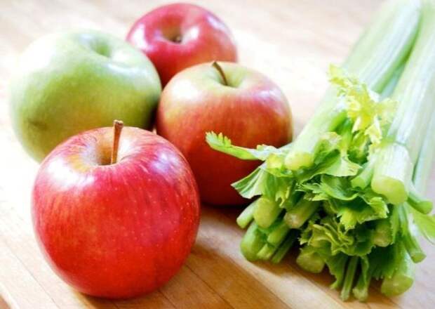7 продуктов, помогающих бороться с неприятным запахом изо рта