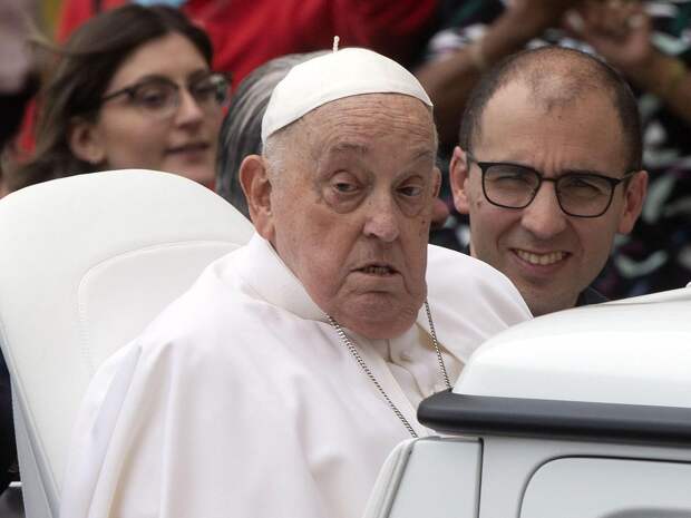 Передвигался в инвалидном кресле, не мог пить сам, но продолжал работать: последние дни Папы Римского Франциска