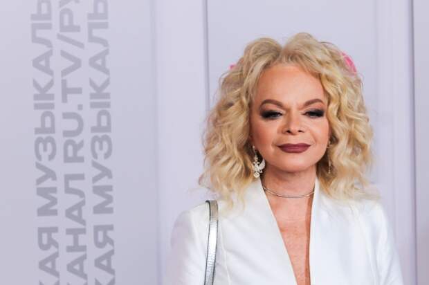 Минивэн Ларисы Долиной перекрыл тротуар у Театра на Таганке