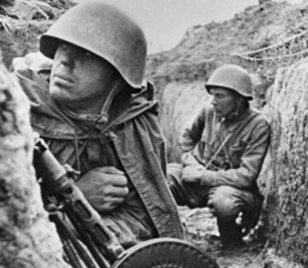 802 01.08.1941 Советские воины 115-й дивизии А.Конькова, сидя в траншее, готовятся к бою.На левом берегу Невы, захваченном 115-й дивизией. Ленинградский фронт. Всеволод Тарасевич/РИА Новости Фото: Всеволод Тарасевич/РИА Новости ria.ru