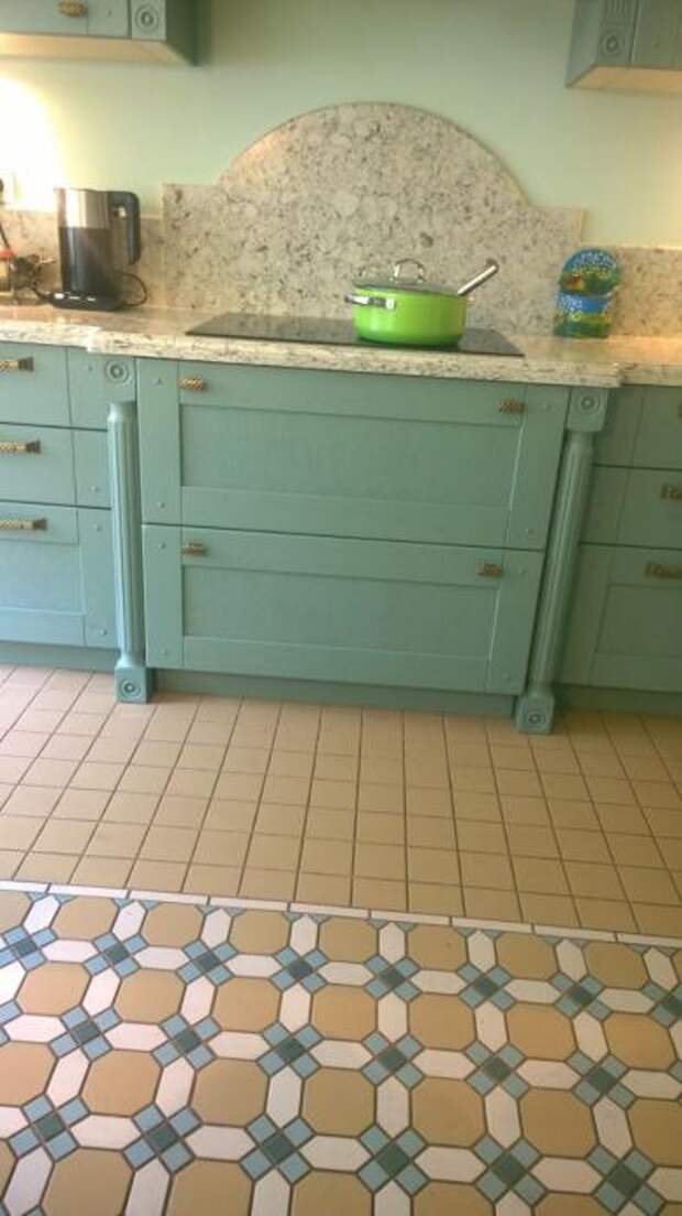 Зеленая кухня, узорная керамическая плитка на полу кухни