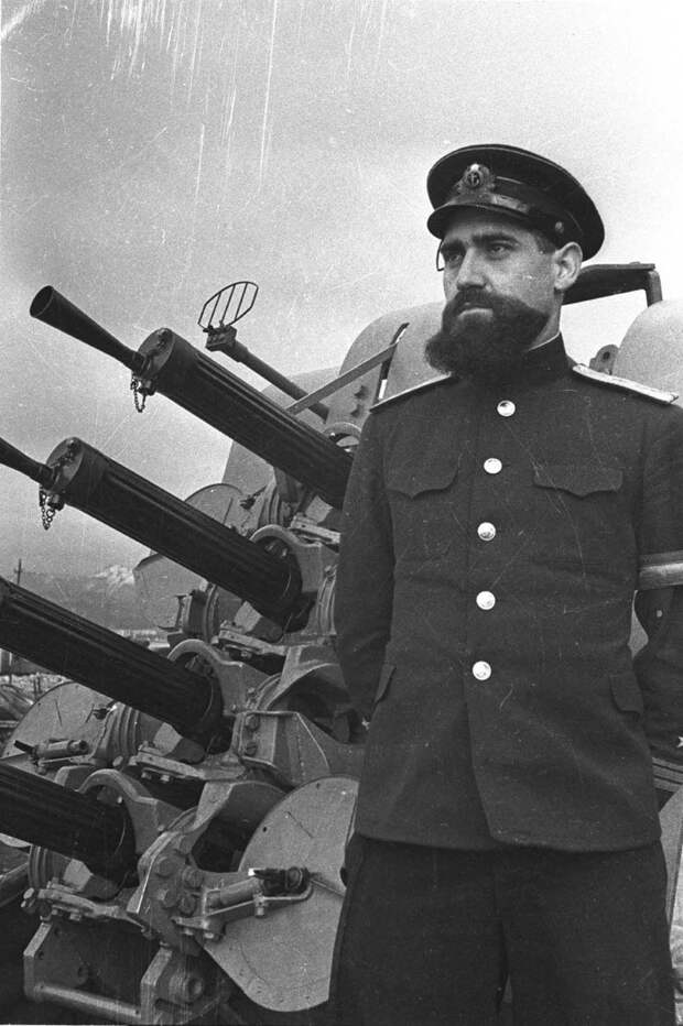 3. Советский вахтенный офицер в звании капитан-лейтенант на фоне 12,7-мм счетверённой корабельной зенитно-пулемётной установки «Виккерс». интересное, исторические фото, история, фото