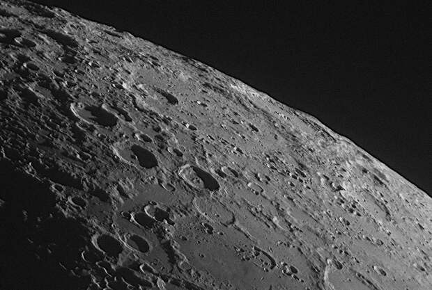 Видны кратеры и горы на южном полюсе Луны