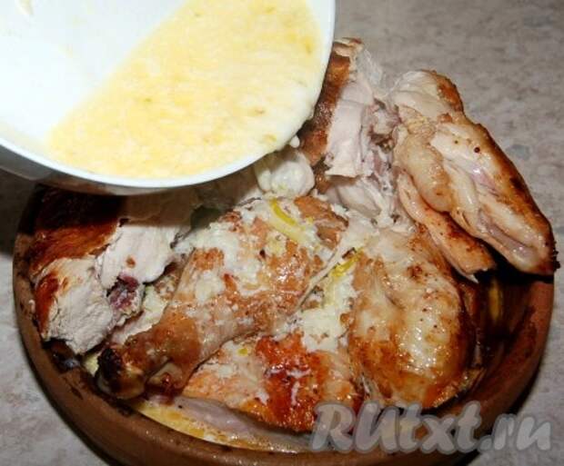 Полученным соусом залить кусочки курочки.