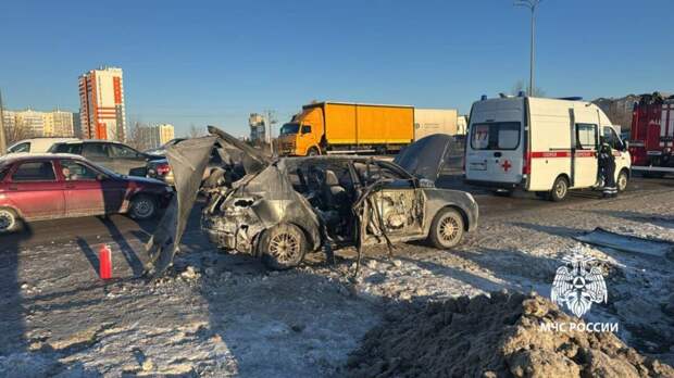 На трассе в Челнах легковушка загорелась прямо во время движения