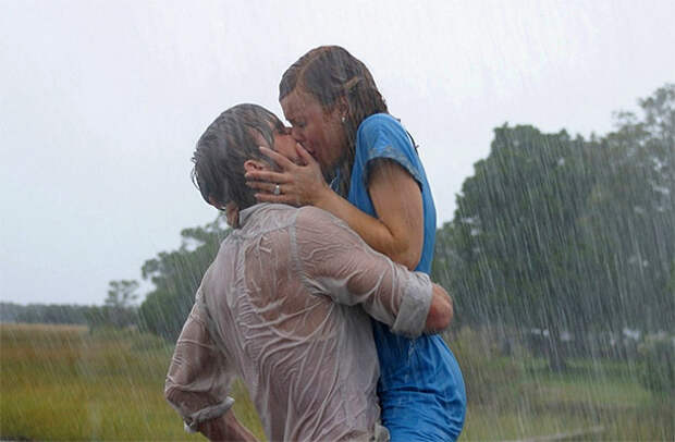 На съемках мелодрамы «Дневник памяти» Райан Гослинг и Рейчел Макадамс, играющие любовников, так увлеклись, что в итоге начали встречаться. Их поцелуй под проливным дождем признан одним из самых романтичных поцелуев кино нулевых