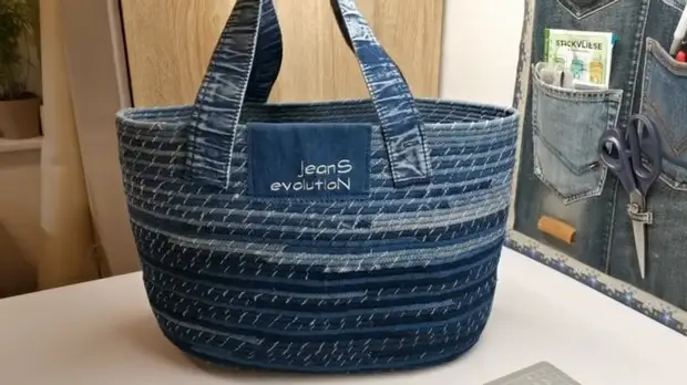 Такие практичные корзинки стали модными в последнее время. Понадобятся лишь шнур и старые джинсы