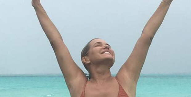 Gigi And Bella Hadid’s 52-Year-Old Mom Yolanda Has Also Got A Pretty Impressive Bikini Body