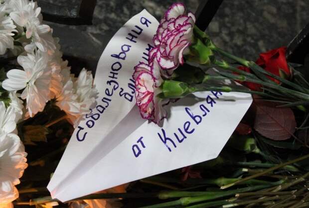 Цветы в память о погибших пассажирах самолета Airbus A321 у посольства России в Киеве 