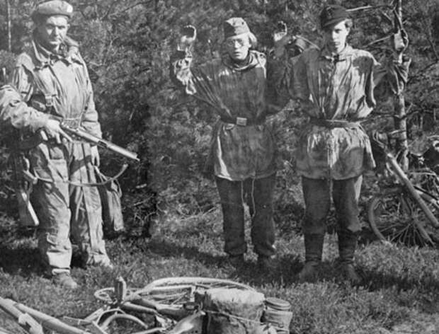 «Дети стреляли и по трупам, и по живым». Очевидцы о зверствах Гитлерюгенд
