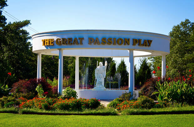 США. Юрика-Спрингс , Арканзас. Парк The Great Passion Play. (Doug Wertman)
