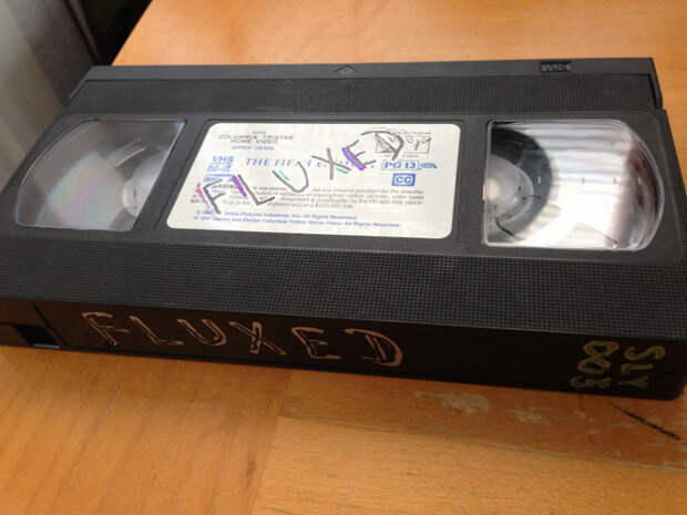 Подписанные вручную видеокассеты, которые вы никогда больше не посмотрите ностальгия, старые вещи, хлам