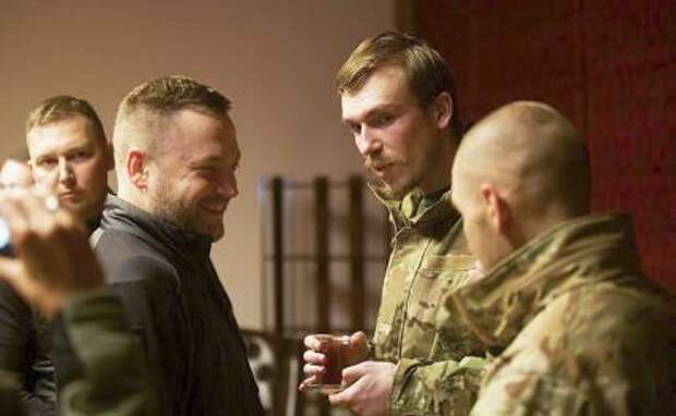 На фото: Денис Монастырский (второй слева) и командир батальона "Азов" (запрещенная в РФ организация) Денис Прокопенко (второй справа), освобожденный в результате обмена пленными между Россией и Украиной.