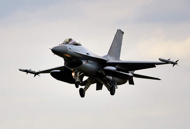 Politico: Украина может получить более 60 истребителей F-16 этим летом