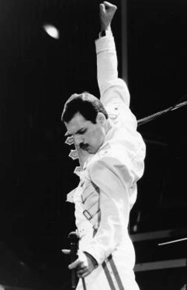 Singer Freddie Mercury, his band 'Queen', performing on stage at Wembley Stadium, London, July 15th 1986. (Photo by Dave Hogan/Getty Images) *** Local Caption ***