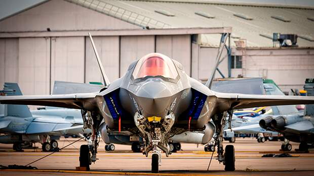 НА БАЗЕ РАЗМЕСТЯТСЯ 64 МНОГОЦЕЛЕВЫХ ИСТРЕБИТЕЛЯ F-35, СПОСОБНЫЕ НЕСТИ ЯДЕРНОЕ ОРУЖИЕ. ПОЛНОЕ РАЗВЁРТЫВАНИЕ СЛУЧИТСЯ К 2026 ГОДУ. ФОТО: BILL CHIZEK/SHUTTERSTOCK