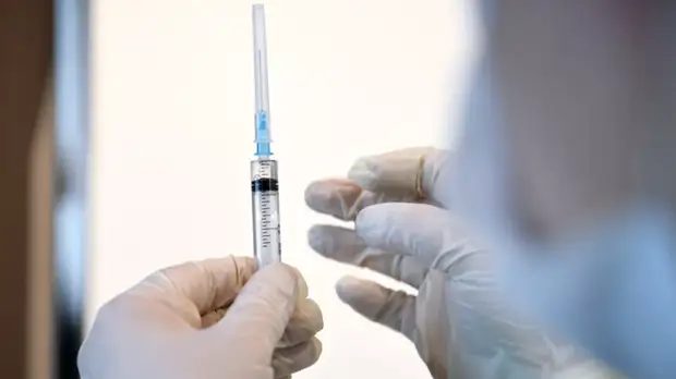 В центре Гамалеи планируют испытать вакцину от COVID-19 на основе «омикрона» и «дельты»