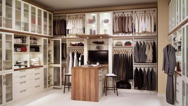 Симпатичная гардеробная комната в классическом стиле, в бело-черных тонах для создания особой атмосферы.
