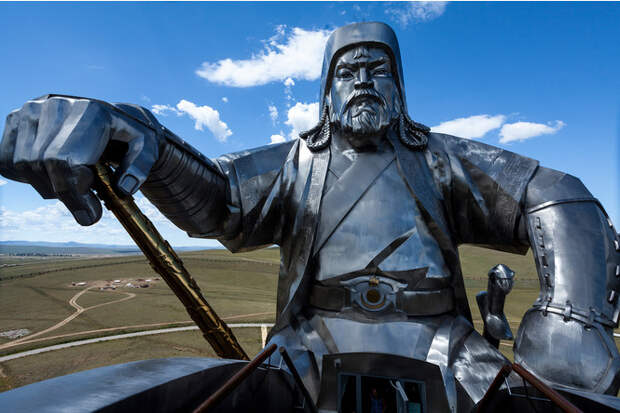 Познакомься с 50-метровым Чингисханом! Самой здоровенной конной статуей в мире!