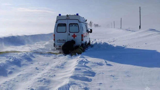 На Алтае мужчина скончался до приезда медиков, ехавших к нему четыре часа из-за метели