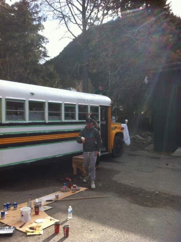 Друзья купили школьный автобус, и превратили его в дом на колесах автобус, дом на колесах